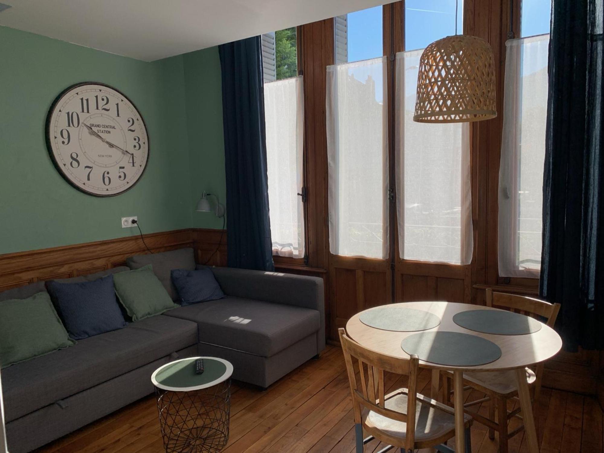 A Deux Pas De La Gare, La Maison Rouge Albertville Exteriér fotografie